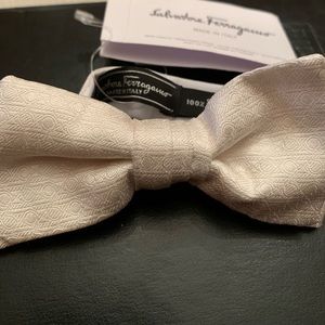 NWT Salvatore Ferragamo bow tie exclusive white